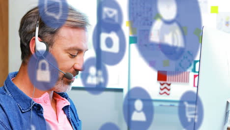 animación de iconos azules volando sobre un hombre usando auriculares de teléfono en casa