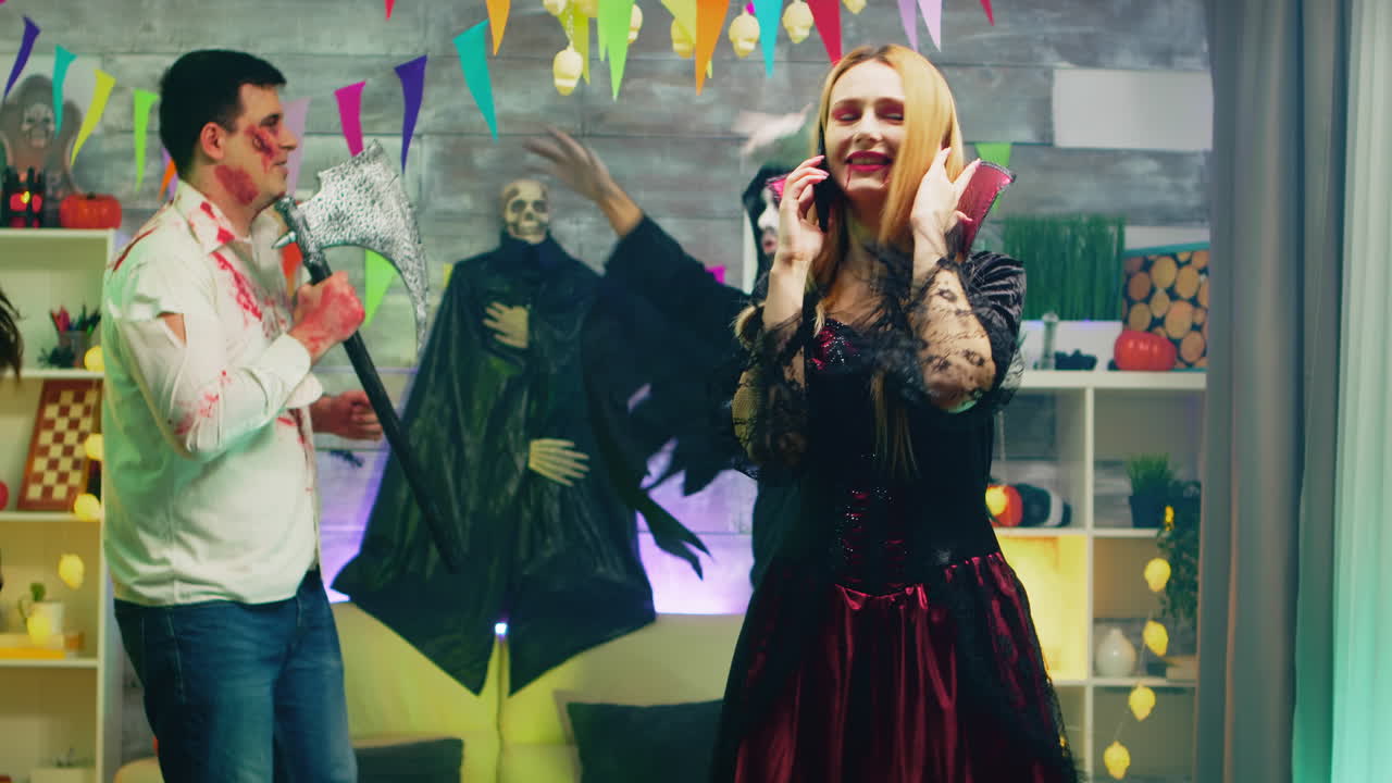 una mujer hermosa disfrazada de bruja.