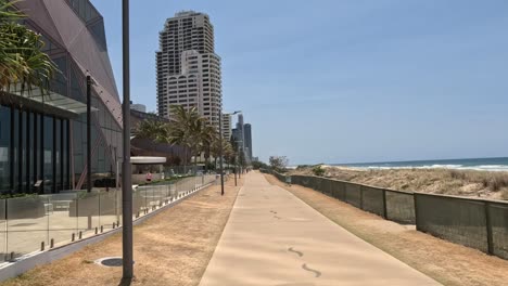 una persona en bicicleta a lo largo de un sendero costero pintoresco