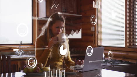 animación del procesamiento de datos financieros sobre una mujer caucásica usando una computadora portátil