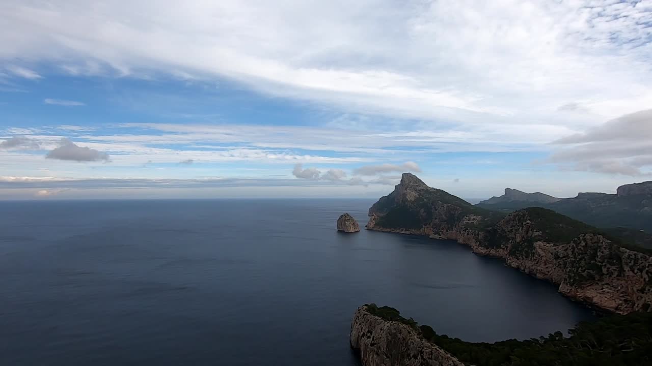 Veduta elevata della costa rocciosa dell'isola di Maiorca nelle Baleari, Spagna.