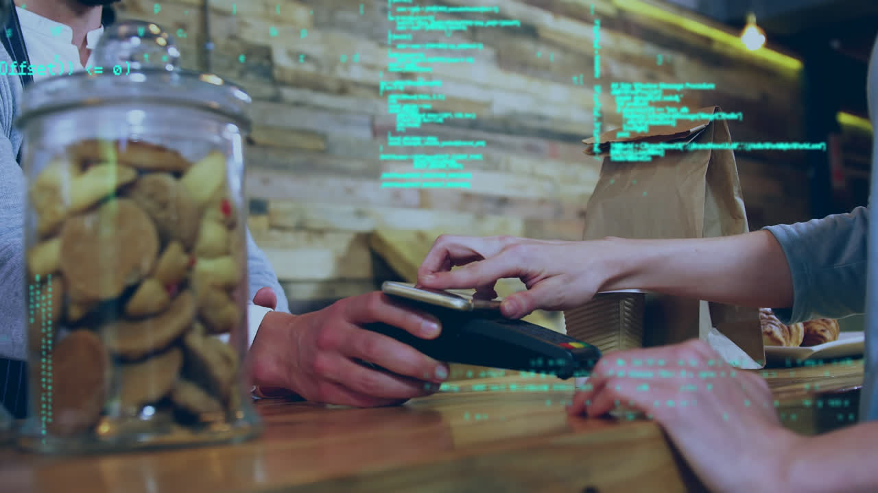 animación del procesamiento de datos sobre un hombre caucásico pagando con un teléfono inteligente