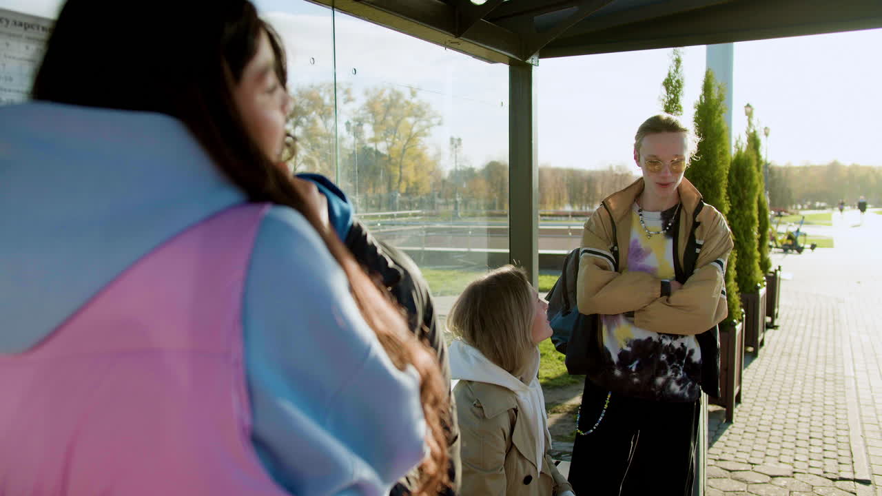 jóvenes en la parada de autobús