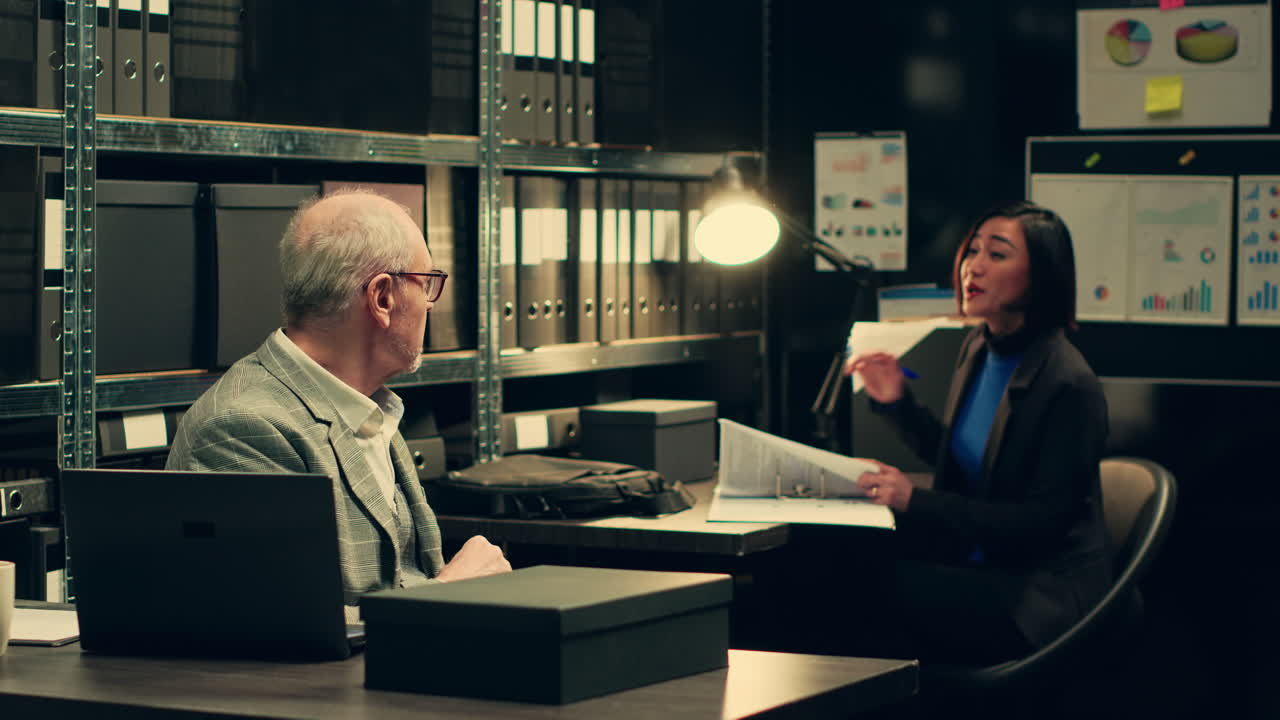 detective senior preguntando a su compañero sobre documentos legales en la sala de archivos