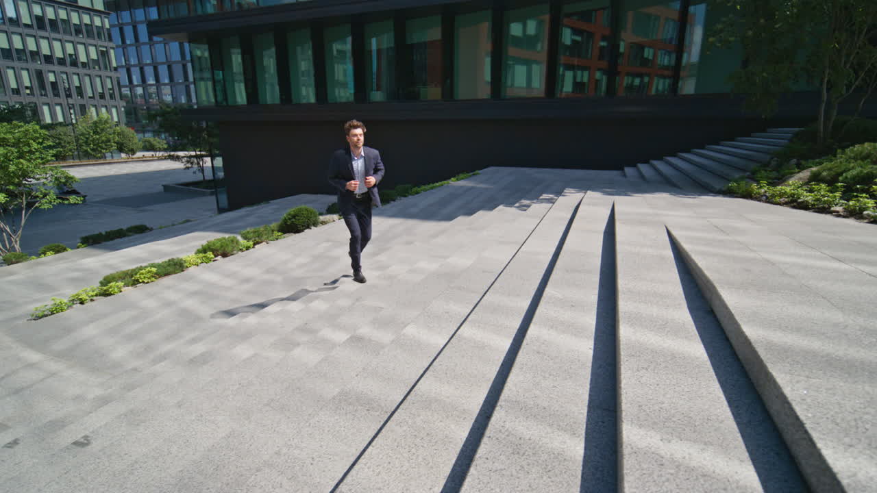 trabajador de oficina apresurándose escalera centro de la ciudad. gerente ocupado corriendo arriba calle