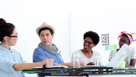 equipo de negocios creativos teniendo una reunión