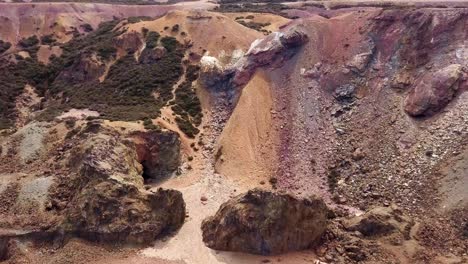 imágenes de drones de la mina de cobre del reino del cobre en anglesey, gales