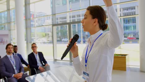 oradora caucásica hablando en un seminario de negocios 4k