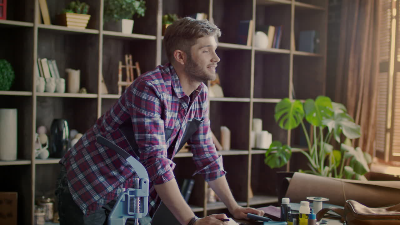 il proprietario di una piccola azienda è soddisfatto del nuovo ordine. uomo felice in ufficio a casa.