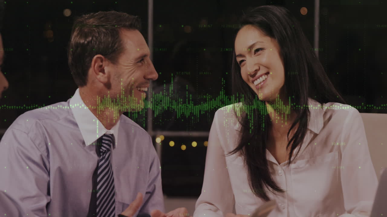 사무실에서 다양한 사업가들에 대한 금융 데이터 처리의 활성화