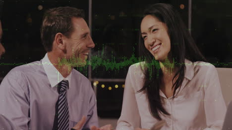animación del procesamiento de datos financieros sobre diversas personas de negocios en la oficina