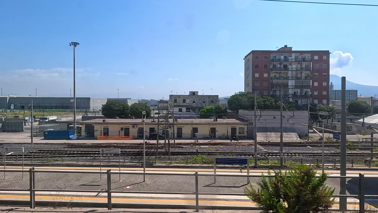 tren en movimiento a través de la estación de tren de turín en italia