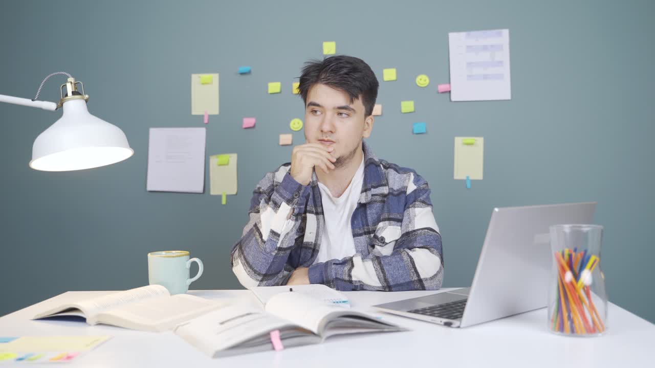 es un estudiante masculino reflexivo.