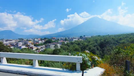 Motorrad-Pov-Einer-Fahrt-Durch-Die-Berge-Von-Guatemala-Mit-Freunden,-Die-Sich-Umsehen