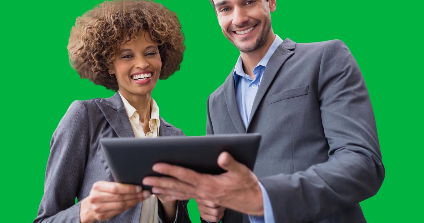 Uomo e donna d'affari caucasici che utilizzano un tablet digitale su sfondo nero