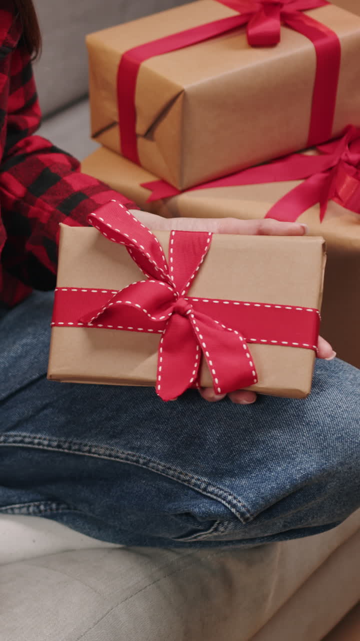 regalo envuelto con una cinta roja