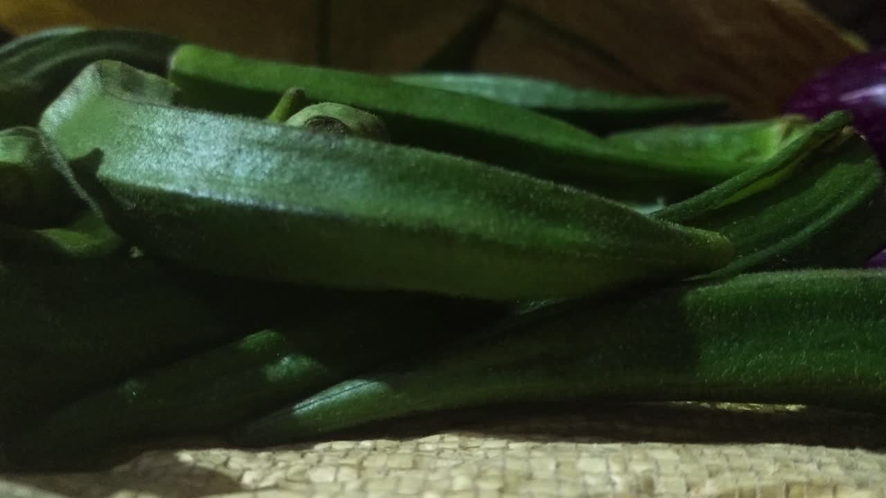 cerca de la okra cruda en la mesa