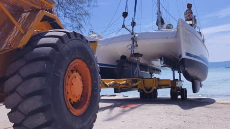 el transporte de un catamarán en un remolque