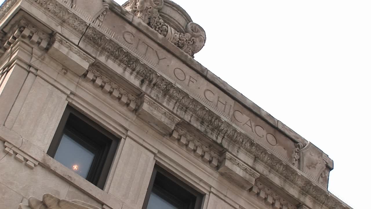 снимок фасада здания под углом включает надпись "город чикаго".