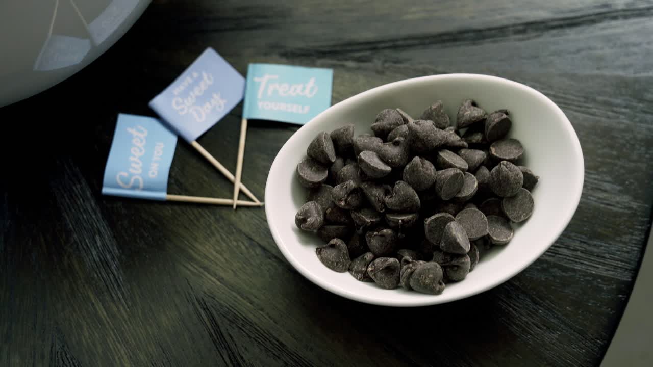 작은  그에 초콜릿 의 좋은 순환 은 머핀을 만들기 위해 반죽에 추가 할 준비가되어 있습니다.