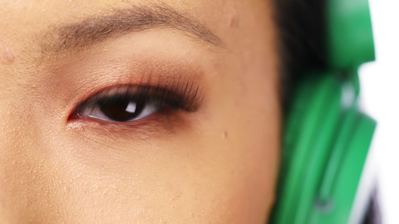 순수한 흰색 배경에 고립 된 눈 문자 시리즈를 닫습니다