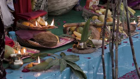 sagradas ofrendas religiosas con lámpara de aceite y frutas para el dios sol hindú en el festival de chhath