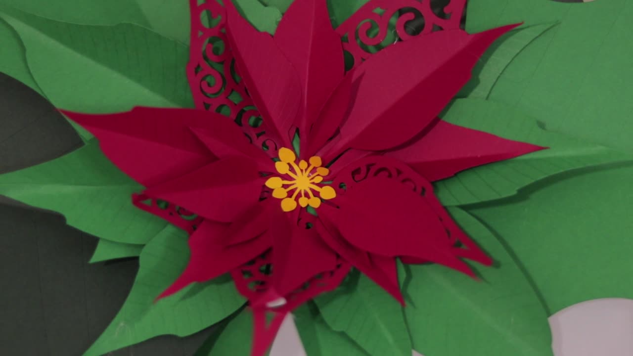 Flor de papel de poinsétia. Ornamentos para Natal e feriados