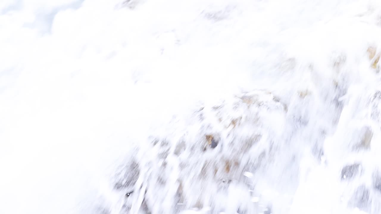 바위에 부서지는 파도