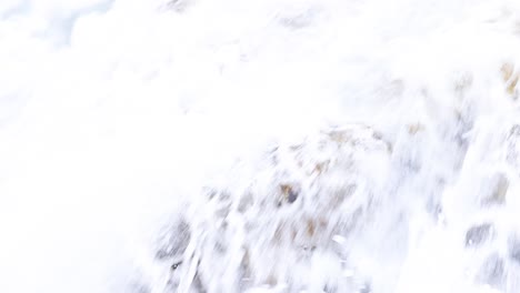 olas rompiendo en las rocas