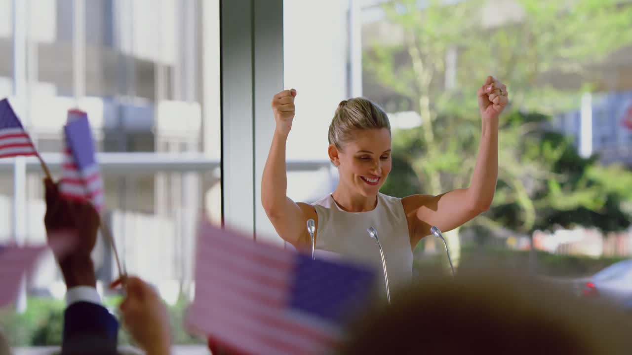 여성 연설자는 현대 사무실 4k에서 비즈니스 정치 캠페인에서 말합니다.