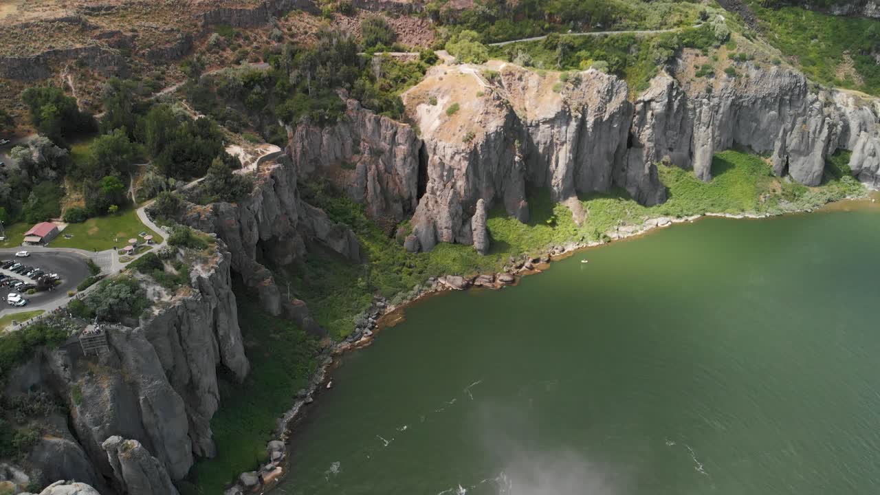 наклон скал вдоль реки змея с воздуха и туман от водопада шошон на переднем плане возле твин фоллс, штат идахо