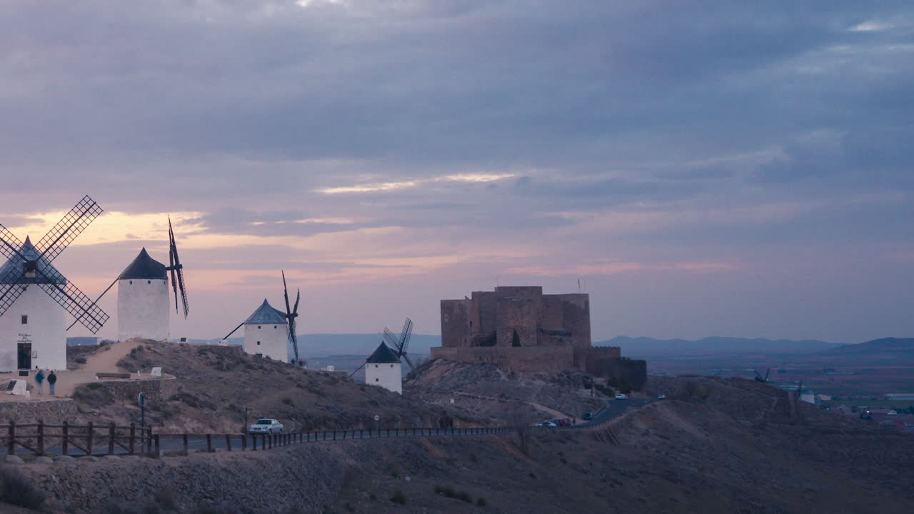 molinos de viento en consuegra, castilla la mancha durante la puesta de sol
