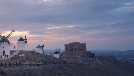 wiatraki w consuegra w kastylii la mancha podczas zachodu słońca