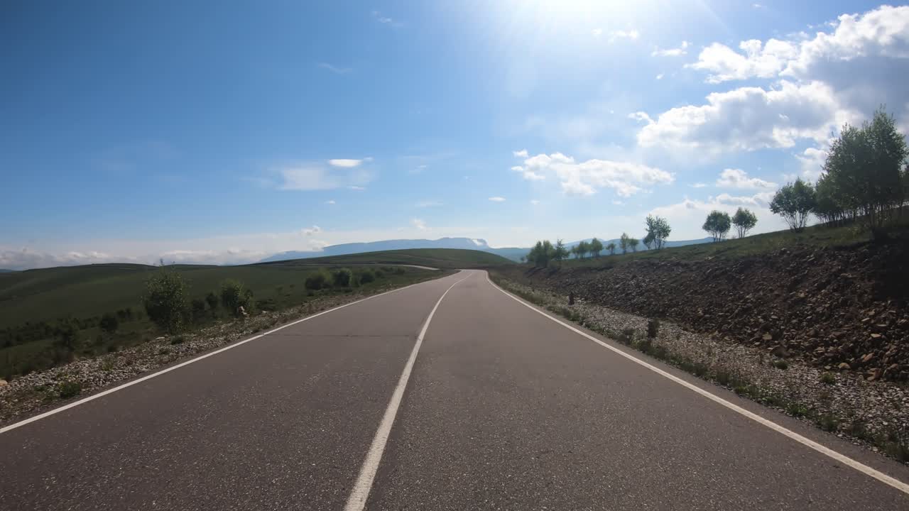 Punto di vista alla guida di un'auto su una strada