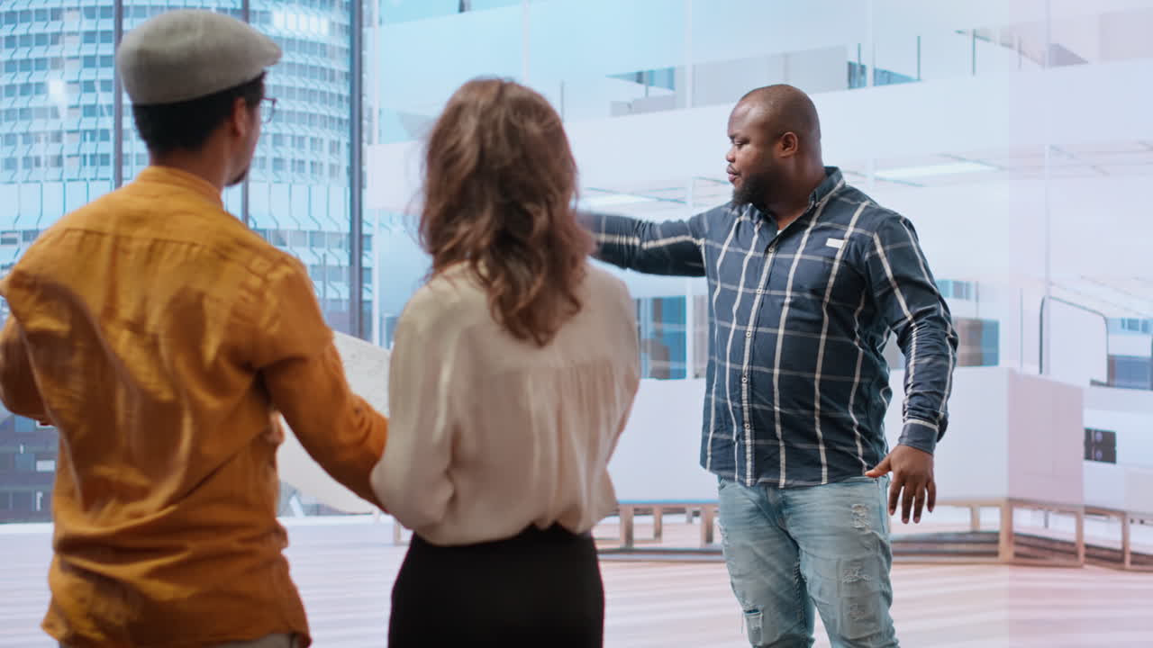 Un conseiller immobilier discute d'une affaire immobilière prometteuse avec des clients potentiels