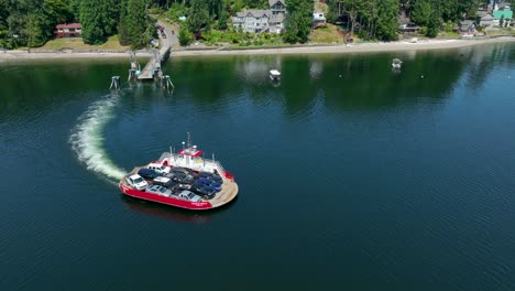 vista aérea de un modesto ferry que sale de la isla de herron en el estrecho de puget