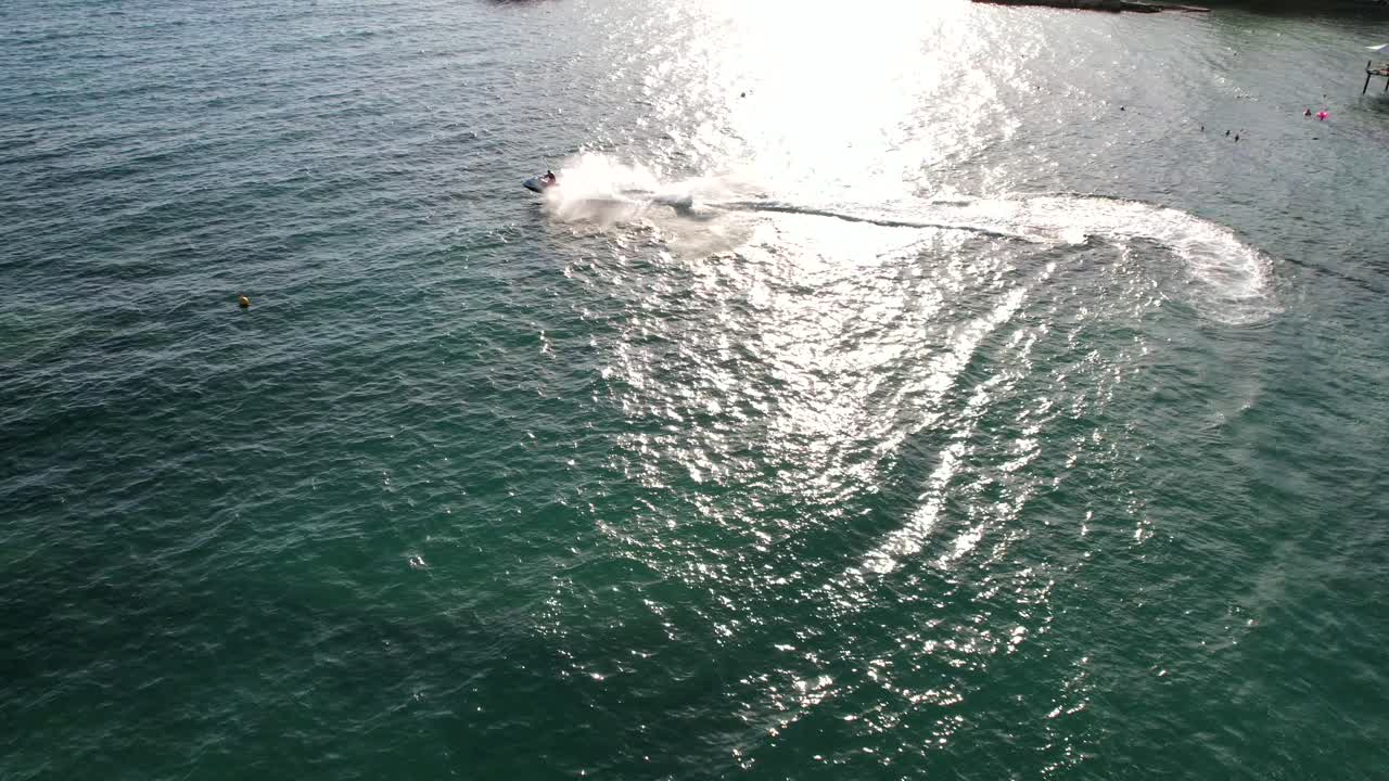 배가 물 위에 떠다니고 있습니다.