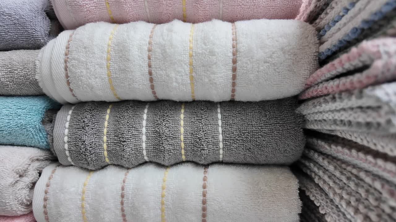 toallas enrolladas apiladas en exhibición