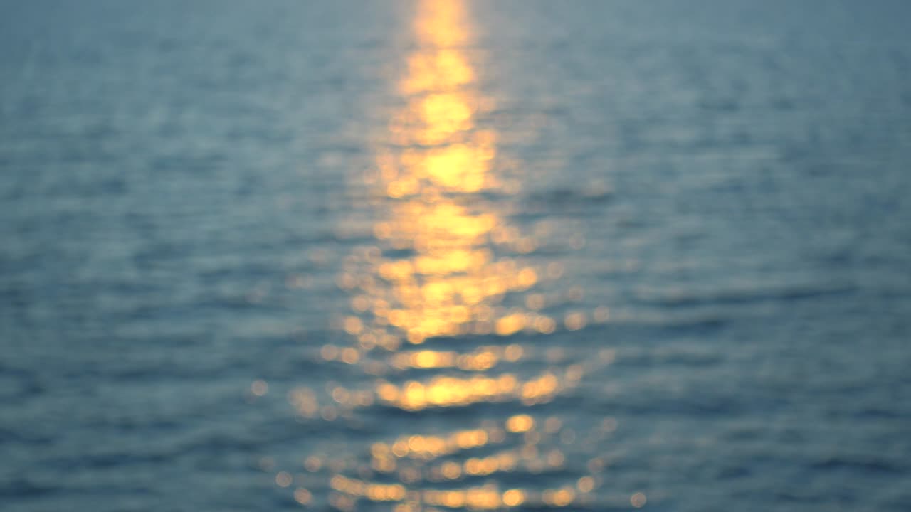 아름다운 차분한 물 표면과 빛 반사, 루프 4k 비디오.