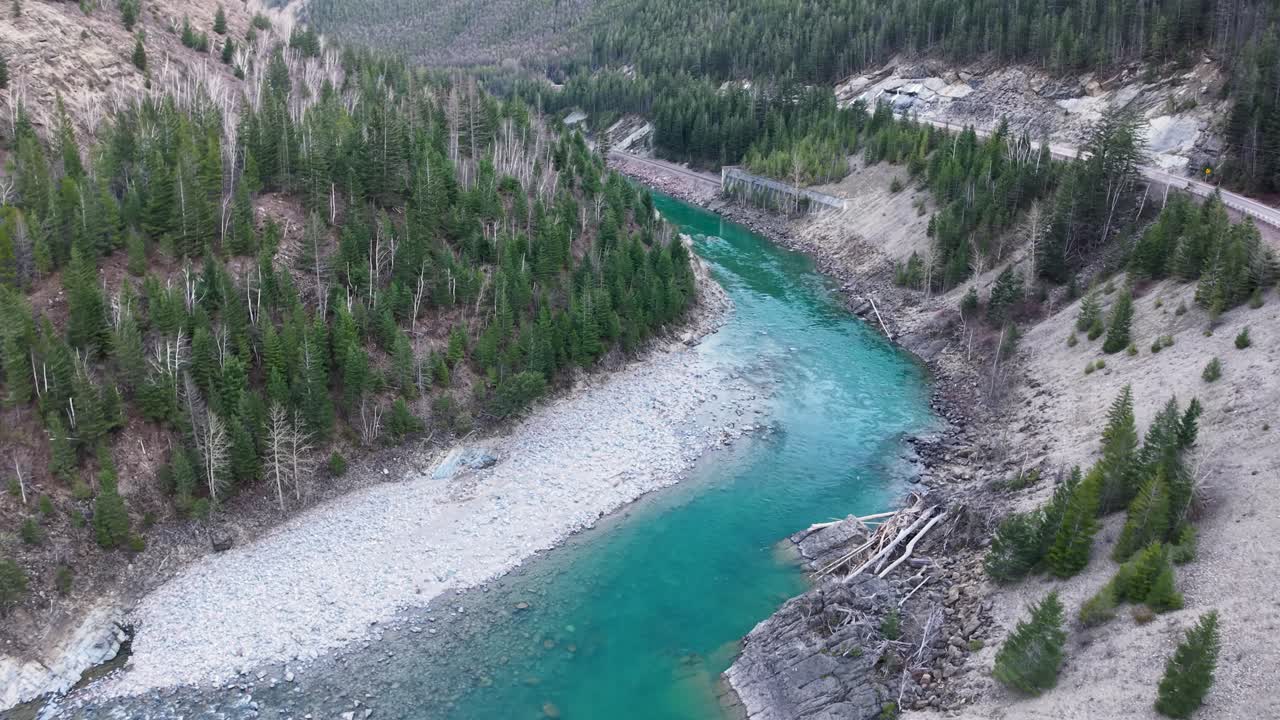 Vista aerea del fiume Flathead turchese che scorre attraverso la valle fluviale delle Montagne Rocciose, Montana