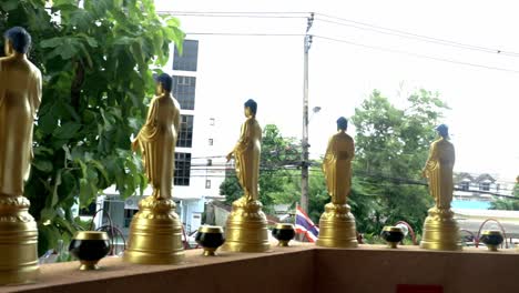 Mirando-Las-Hermosas-Estatuas-Del-Templo-En-El-Templo-De-Bangkok