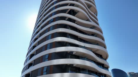 diseño exterior futurista de la torre del hotel alpha en tel aviv, israel