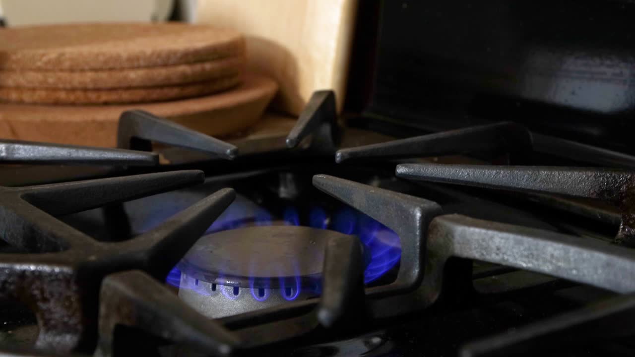 부 소각기가 켜지고 천연 가스 염증이 발생합니다.