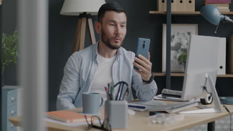 hombre usando teléfono inteligente en la oficina