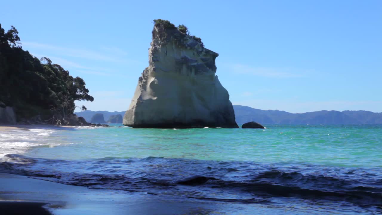 뉴질랜드 커시드럴 코브에서 바라보는 바다의 멋진 전망