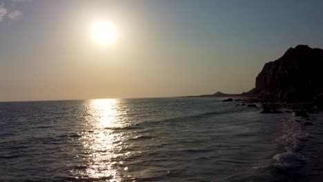 Bootsfahrt-Auf-Dem-Meer-Bei-Sonnenuntergang-Im-Luxus-Yachtclub,-Küstenmeerlinie,-Strand,-Goldene-Sanddüne,-Wind-Poliert,-Erosion-Auf-Berg,-Grünalgen-Auf-Felsen,-Schwere-Welle,-Wassersport,-Meeresreise,-Abenteuer