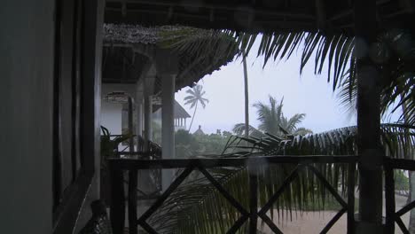 La-Lluvia-Cae-Sobre-Un-Resort-De-Playa-Tropical