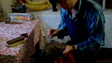 persona cepillándose los zapatos en casa, primer plano estático