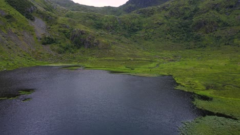 Un-Misterioso-Lago-Negro-Desemboca-En-Un-Arroyo-Sinuoso