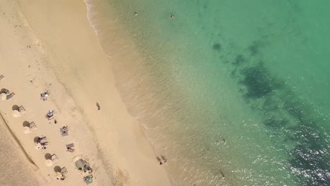 Paraguas-Aéreo-De-Arriba-Hacia-Abajo-Y-Gente-Tomando-El-Sol-En-Una-Playa-De-Arena-En-El-Océano-Atlántico-Islas-Canarias-España